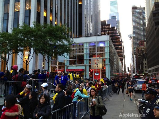 Доступны видео и фото с запуска продаж iPhone 5 в Apple Store на Пятой авеню в Нью-Йорке