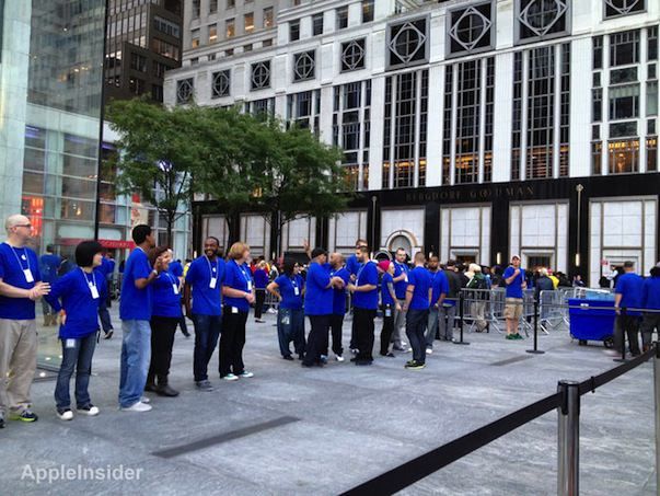 Доступны видео и фото с запуска продаж iPhone 5 в Apple Store на Пятой авеню в Нью-Йорке