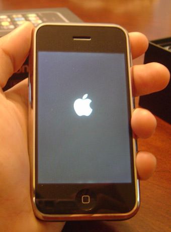 Что делать, если не загружается iPhone (проблема "Белого яблока" или "Вечной ромашки")
