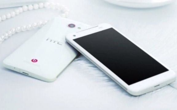 В сети появились официальные снимки HTC Deluxe