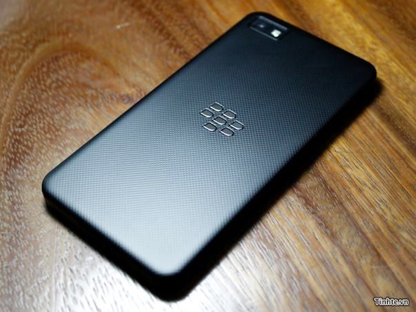"Подпольные" фото нового сенсорного BlackBerry 10 L-серии