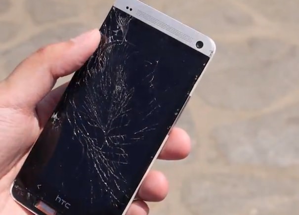 Тест на падение iPhone 5 против HTC One