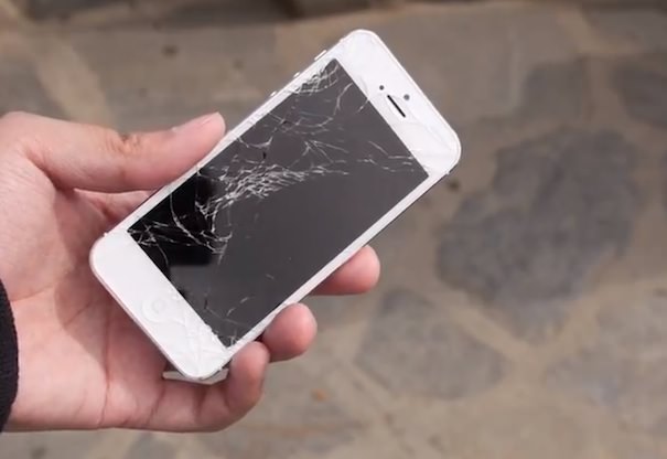 Тест на падение iPhone 5 против HTC One