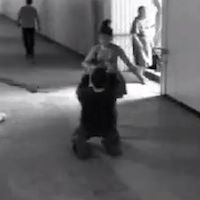 Русская девушка усмирила грабителя телефона