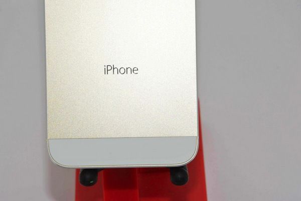Apple может оказаться в суде из-за iPhone цвета шампанского 