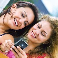 девушки с телефоном