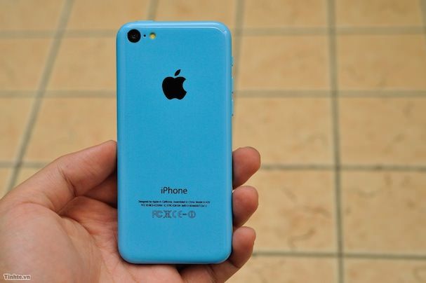 голубой бюджетный iPhone 