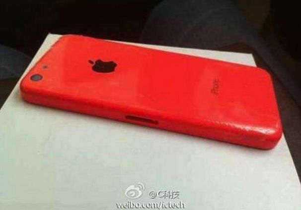 красный бюджетный iPhone 