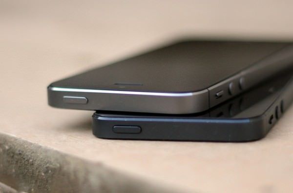 iPhone в черном и сером цветах