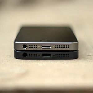 iPhone в черном и сером цветах