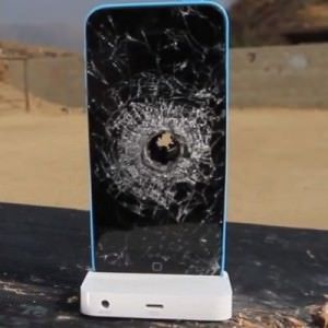 iPhone 5C против 50-го калибра