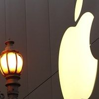 логотип apple на здании