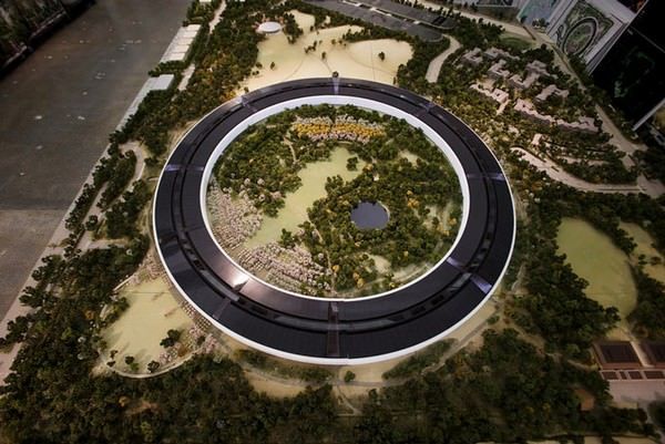 фотографии макета кампуса Apple "Spaceship"