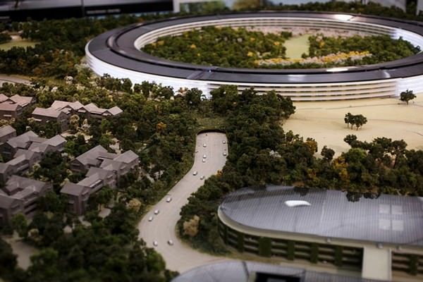 фотографии макета кампуса Apple "Spaceship"