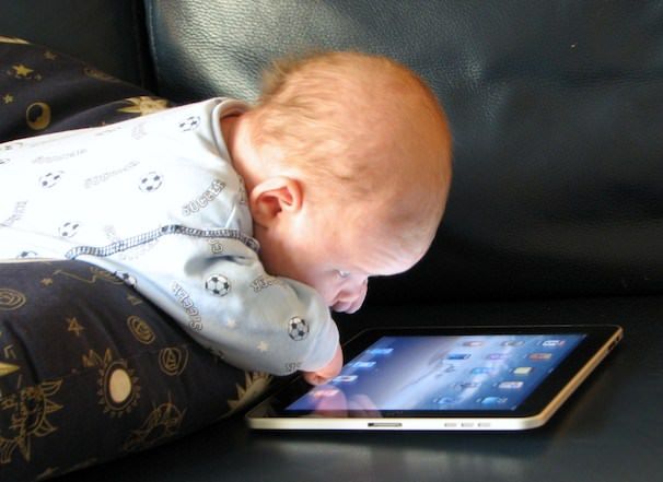 ребенок с iPad