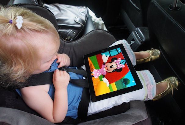 ребенок с iPad