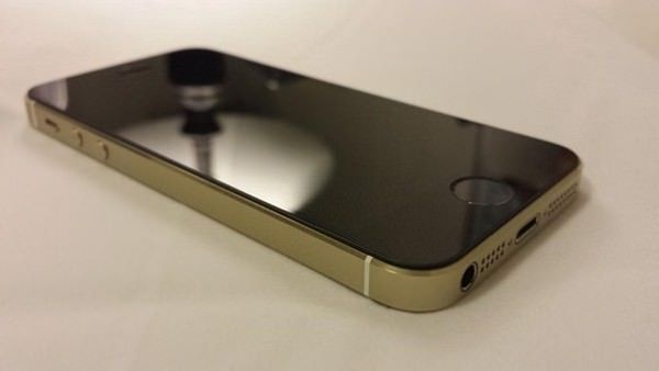Гибрид золотого и черного iPhone 5s