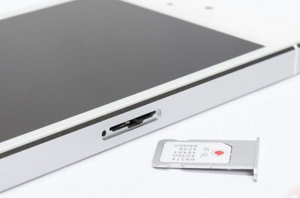 Слот для SIM-карт в iPhone 6