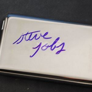 iPod с автографом Стива Джобса
