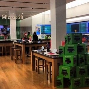 Пустые магазины Microsoft на фоне ажиотажа в Apple Store