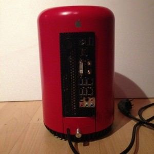 красный Mac Pro из мусорной урны