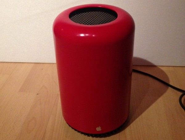 красный Mac Pro из мусорной урны