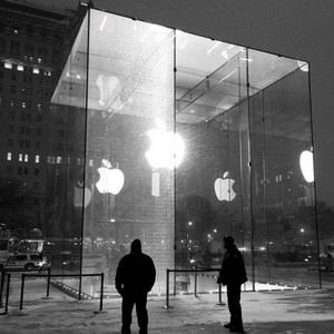 Снегоуборочная машина протаранила самый известный Apple Store