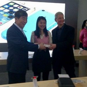 iPhone с автографом Тима Кука