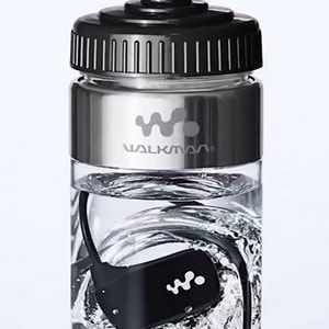 Sony продает MP3-плееры в бутылках с водой