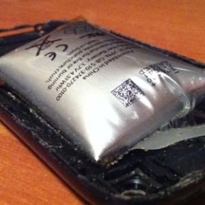 Батарея iPhone 3GS на грани взрыва (фото)