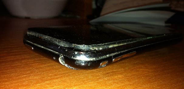 батарея iPhone 3gs на грани взрыва