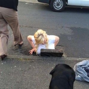 Девушка застряла в канализации