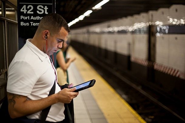 Жительница Нью-Йорка упала под поезд в метро из-за iPad
