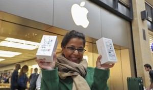 девушка с коробками iPhone 5s в руках возле Apple Store