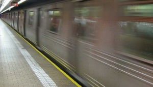 Жительница Нью-Йорка упала под поезд в метро из-за iPad