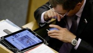 Депутат просит проверить гаджеты чиновников на безопасность