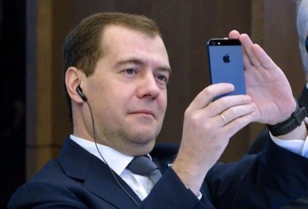 Вслед за Twitter-аккаунтом были взломаны три iPhone и несколько почтовых ящиков Медведева