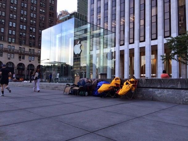Возле Apple Store на Пятой Авеню начинает собираться очередь за iPhone 6