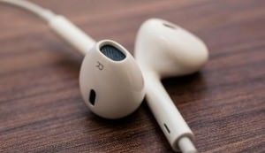 Наушники EarPods смогут анализировать прохождение акустических волн сквозь кости черепа