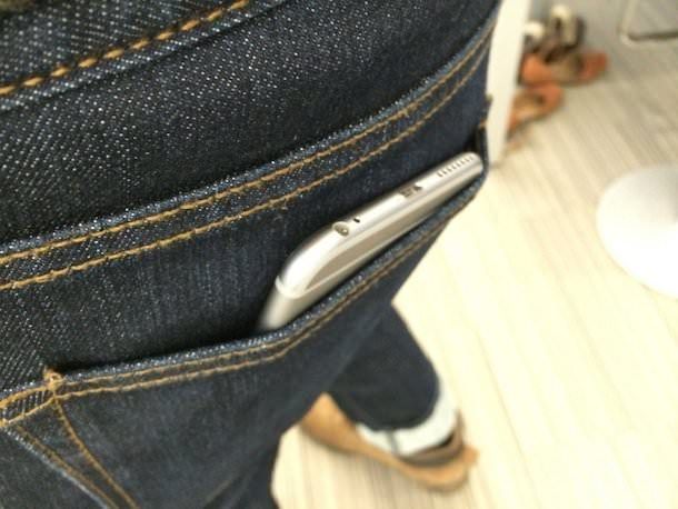 iPhone 6 Plus в заднем кармане джинсов
