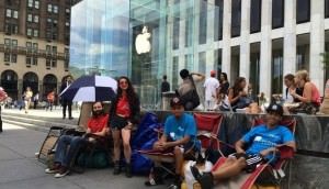 Возле Apple Store на Пятой Авеню начинает собираться очередь за iPhone 6