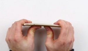 Unbox Therapy: iPhone 6 Plus гнется легче, чем другие смартфоны