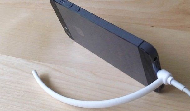 Аrch-y – минималистическая подставка для зарядки iPhone 5 и 6