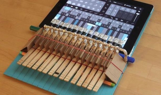 Как создать iPad-пианино при помощи картона и бельевых прищепок