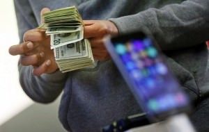 Цены на iPhone в России сравнялись с американскиим