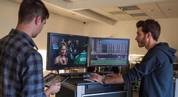 режиссер смотрит на мониторе монтаж фильма