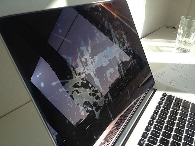 отслоение защитного покрытия экрана на MacBook Pro