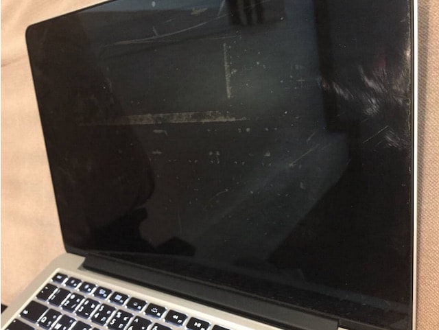 отслоение защитного покрытия экрана на MacBook Pro