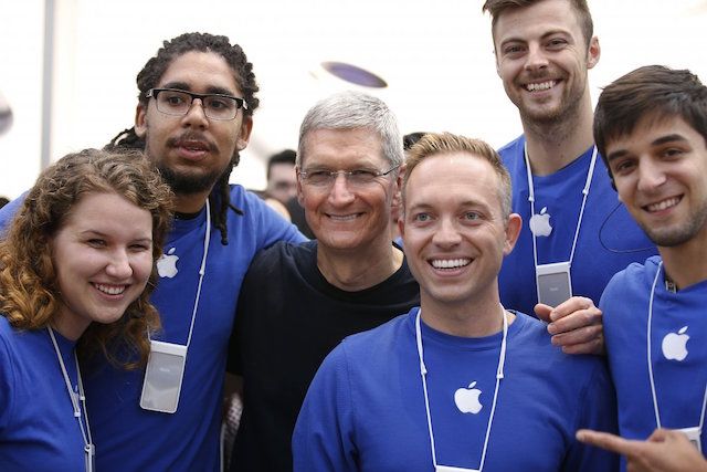 Тим Кук и сотрудники Apple