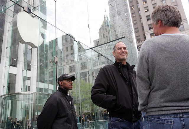Джобс возле Apple Store на пятой авеню в Нью-Йорке